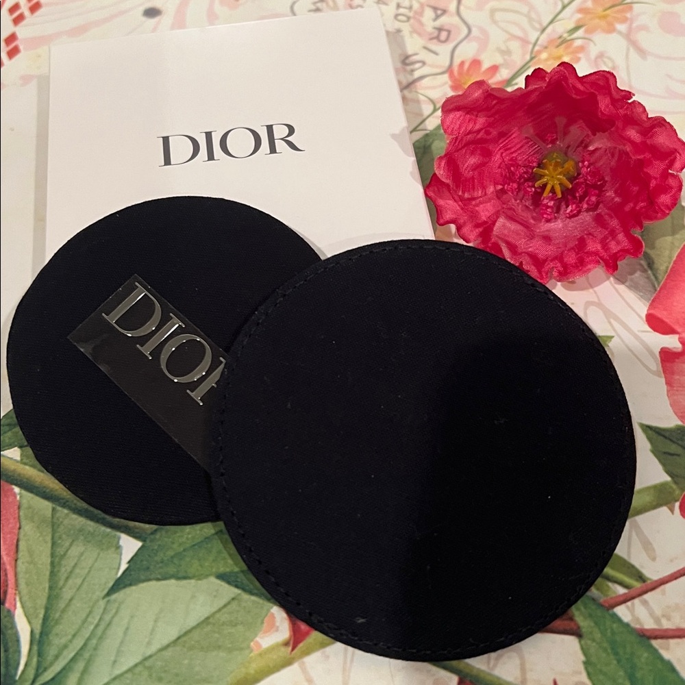 NIB Dior mirror with the original protective film Includes the Dior pocket case